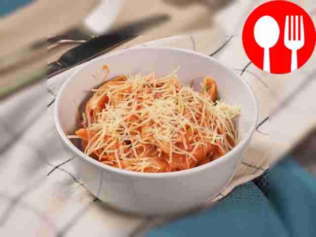 Penne with tomatoes