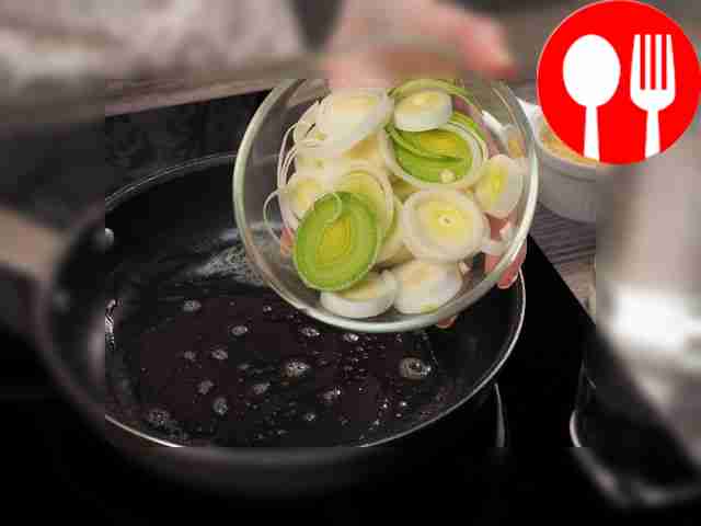 Обжарьте лук. В сухой сковороде растопите...