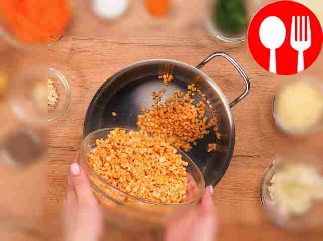 Сварите горох: слейте жидкость после...