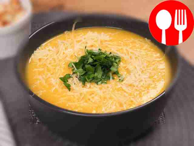 Посыпьте крем-суп натёртым сыром и зеленью...