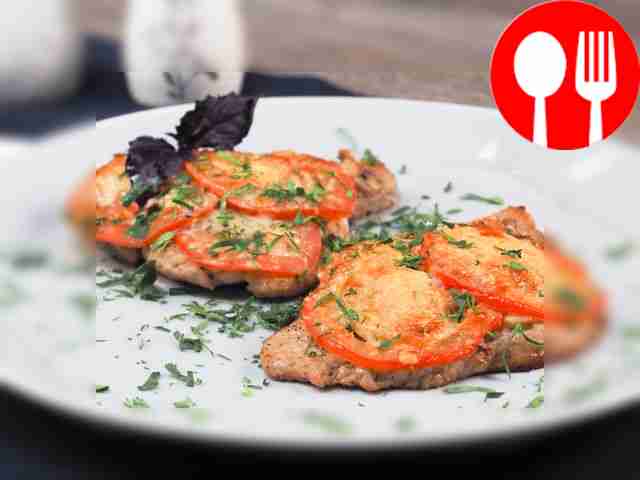 Отбивные с грибами и помидорами