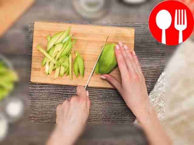 Промойте авокадо и огурец под струей воды....