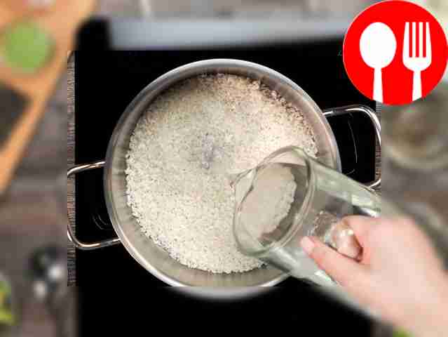 Сначала приготовьте рис: высыпьте крупу в...