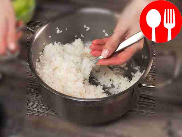 Пока рис варится, подготовьте заправку....