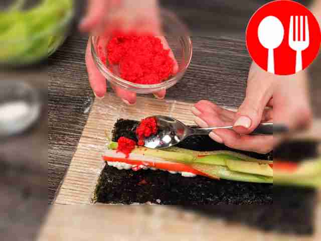 Сделайте роллы «Калифорния». Оберните циновку...