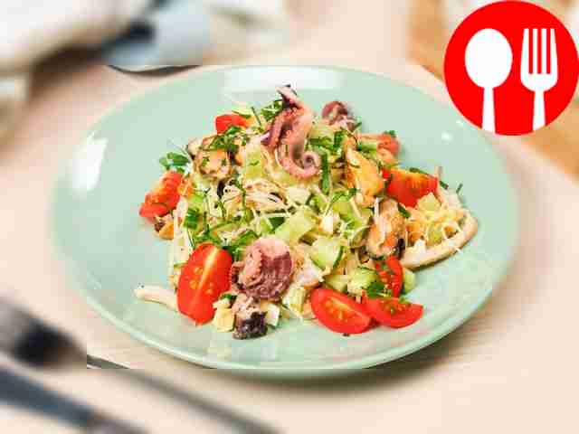 Салат с коктейлем из морепродуктов