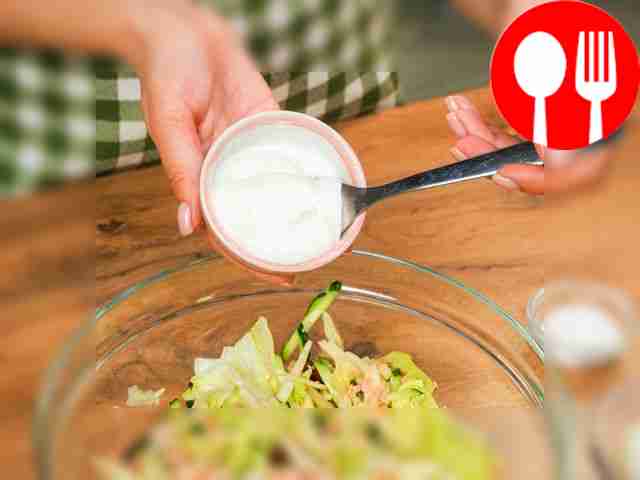 Приготовьте заправку к салату. Перед подачей...