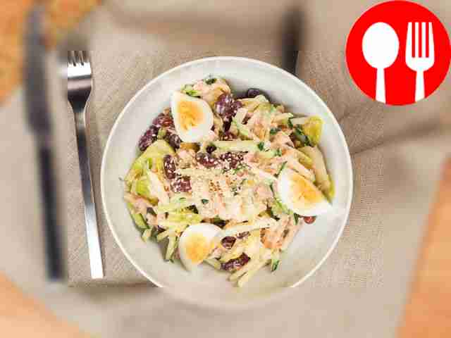 К салату из фасоли и тунца добавьте яйца,...