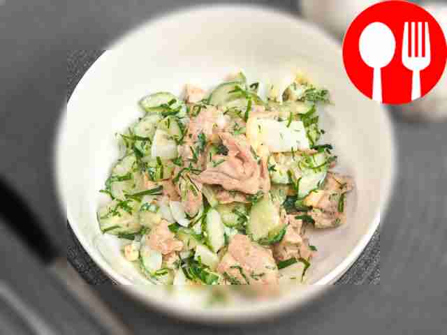 Салат из печени трески с огурцом