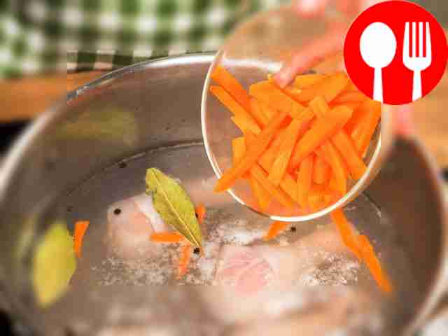 Приготовьте бульон: положите курицу в кастрюлю...