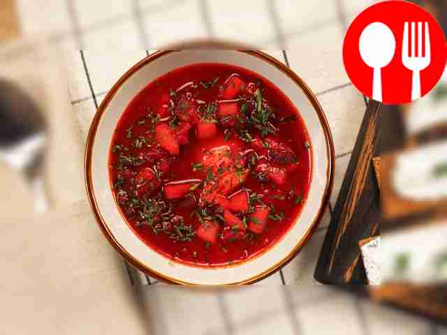 Без сметаны и черного хлеба блюдо выглядит...