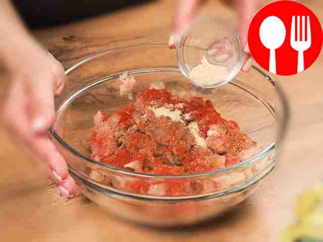 Смешайте мясо со специями. Возьмите миску и...