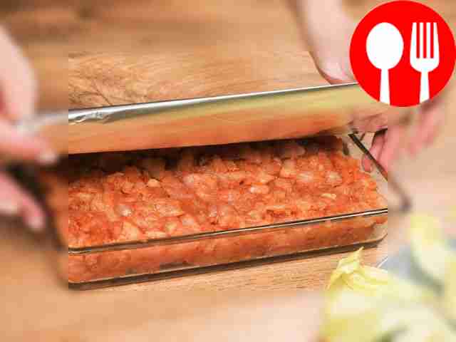 Разложите массу по форме. Выложите смесь в...