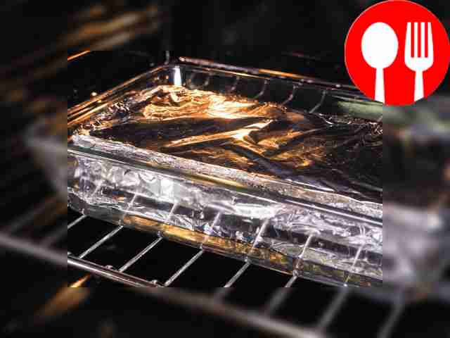 Запеките колбасу. Поместите конструкцию в...