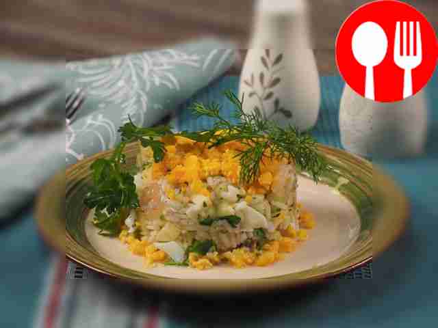 Salad with shrimp and rice