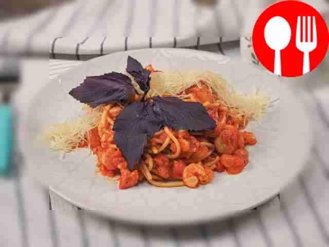 Паста с креветками в томатном соусе