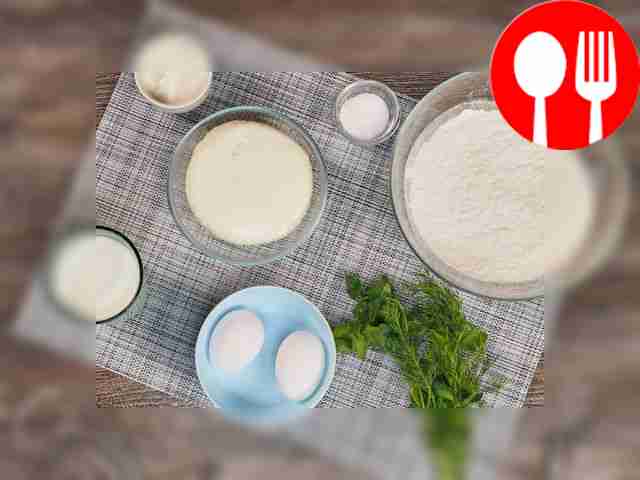 Prepare enamel dishes for preparing the dough.