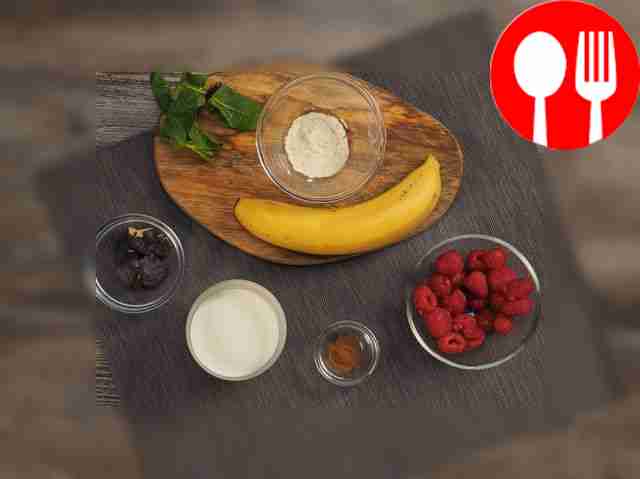 Помойте малину и банан. Очистите банан от...