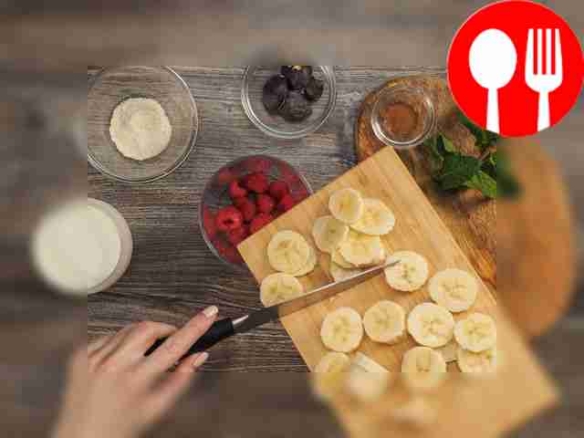 Приготовьте коктейль. В чашу блендера...