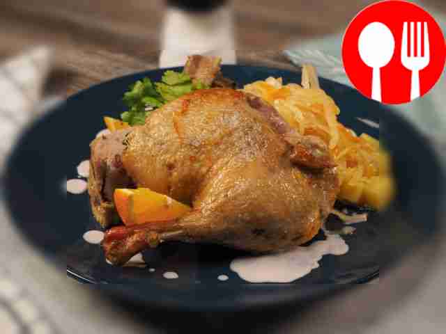 Утка с квашеной капустой и ароматными травами