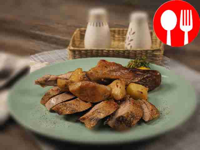 Утка с яблоками в рукаве