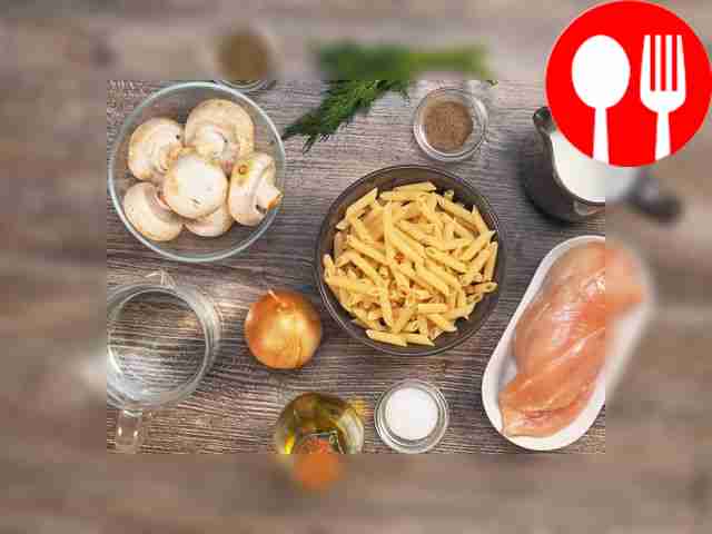 Промойте зелень, промокните её бумажными...