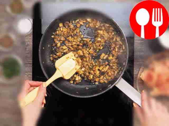 Приготовьте соус. Разогрейте масло в сковороде...