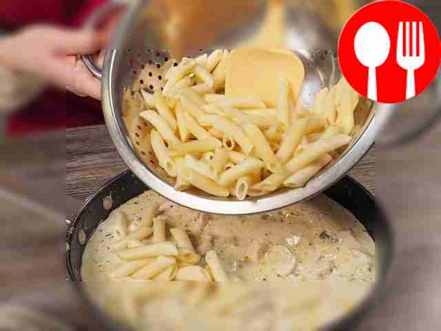 Смешайте ингредиенты. Снимите сковороду с огня...