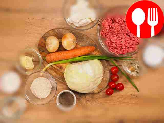 Пропустите мясо через мясорубку. Рис тщательно...