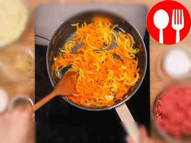 Приготовьте зажарку. Разогрейте сковороду и...