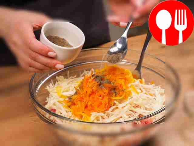 Приготовьте основу для голубцов. В глубокую...