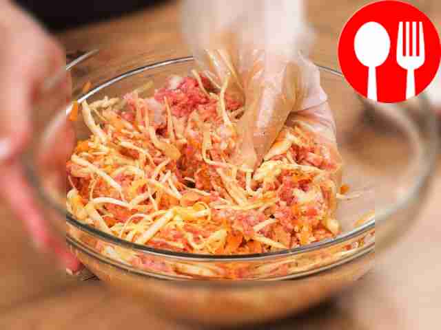 Приготовьте голубцы. Из готового фарша...