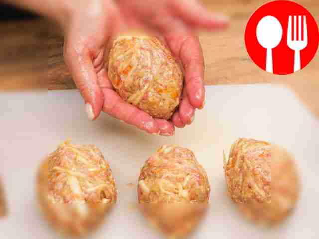 Приготовьте соус: в чашке соедините томатную...