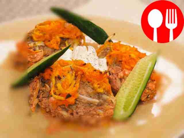 Голубцы можно разрезать пополам и разместить...