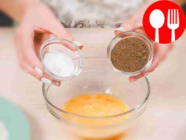 Подготовьте ингредиенты. Куриное филе отбейте...