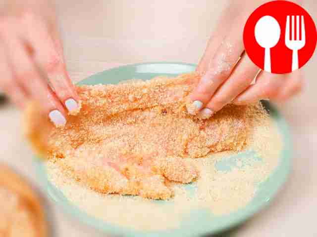 Подготовьте куриную грудку: сначала хорошо...