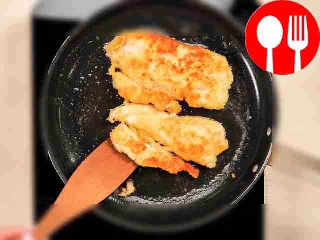 Подрумяньте куриные грудки, обваляв их в...