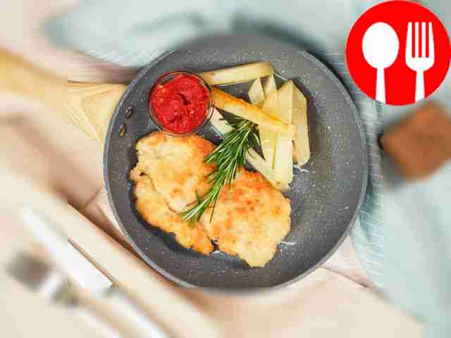 Обжарьте куриную грудку в панировочных сухарях...