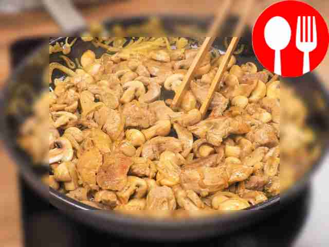 Обжарьте филе индейки на растительном масле на...