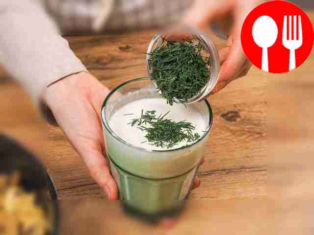 Приготовьте соус: соедините сливки с укропом и...