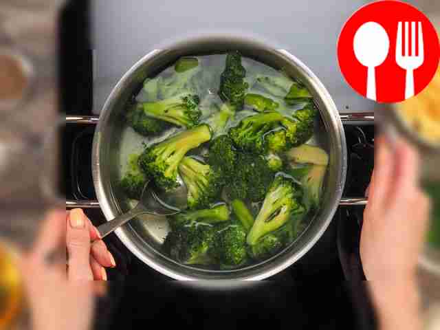 Капусту отварите: опустите соцветия в кипящую...