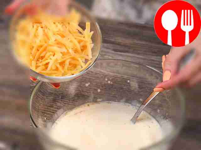 Приготовьте начинку. Яйца взбейте вилкой до...