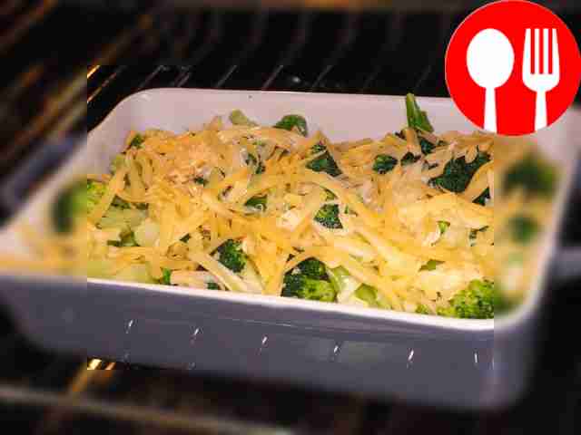 Соедините продукты и отправьте их запекаться....