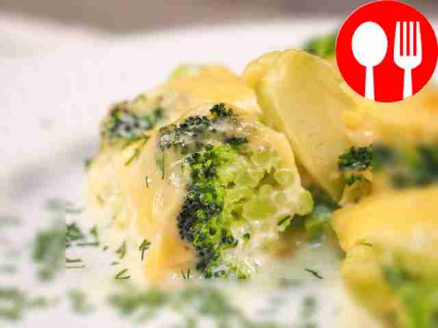 Разложите запеканку из брокколи по порционным...