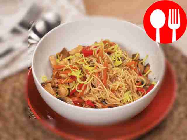 Wok with chicken and mushrooms