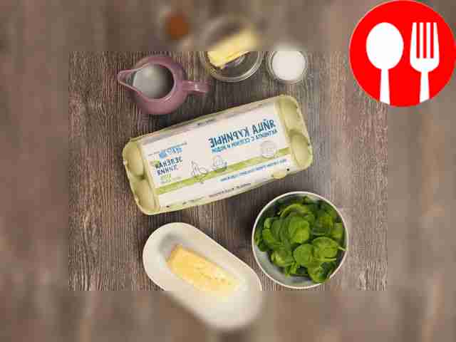 Промойте шпинат прохладной водой и удалите...