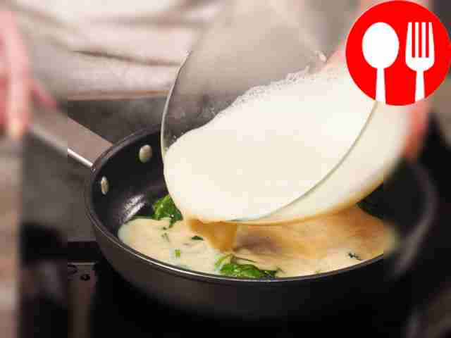 Начните готовить омлет: на сковороде растопите...