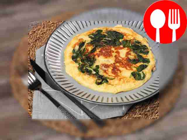 Omelette with spinach and nutmeg