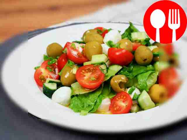 Салат из томатов черри с оливками