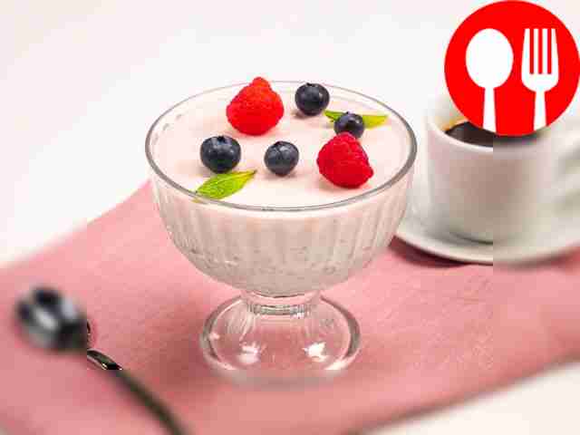 Легкий творожный мусс с малиной и голубикой